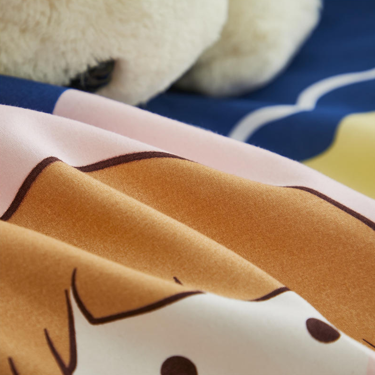 Gros plan sur le motif illustré de la housse de couette flower power