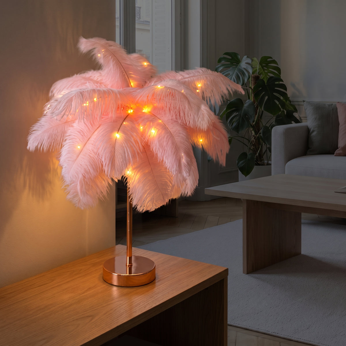 Lampe à plumes roses allumée sur une console de salon à la tombée du jour