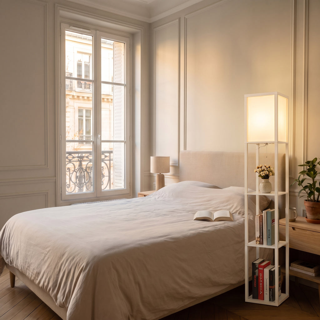 Lampadaire étagère blanc allumé près d'un lit dans une chambre claire