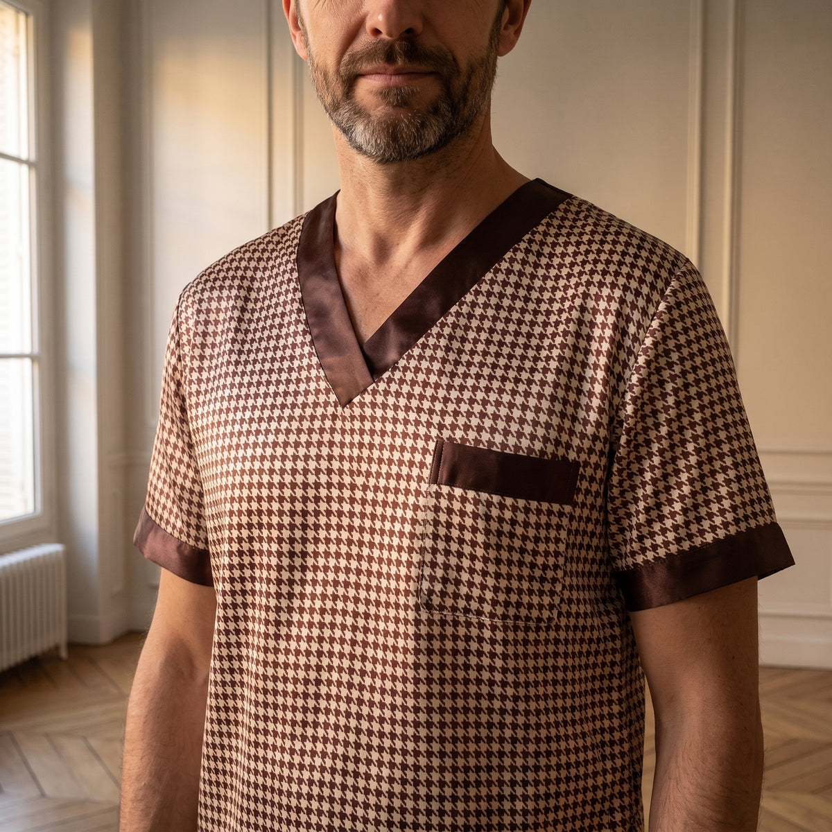 Col en V à parement de satin brun et poche de poitrine du pyjama en satin pied-de-poule