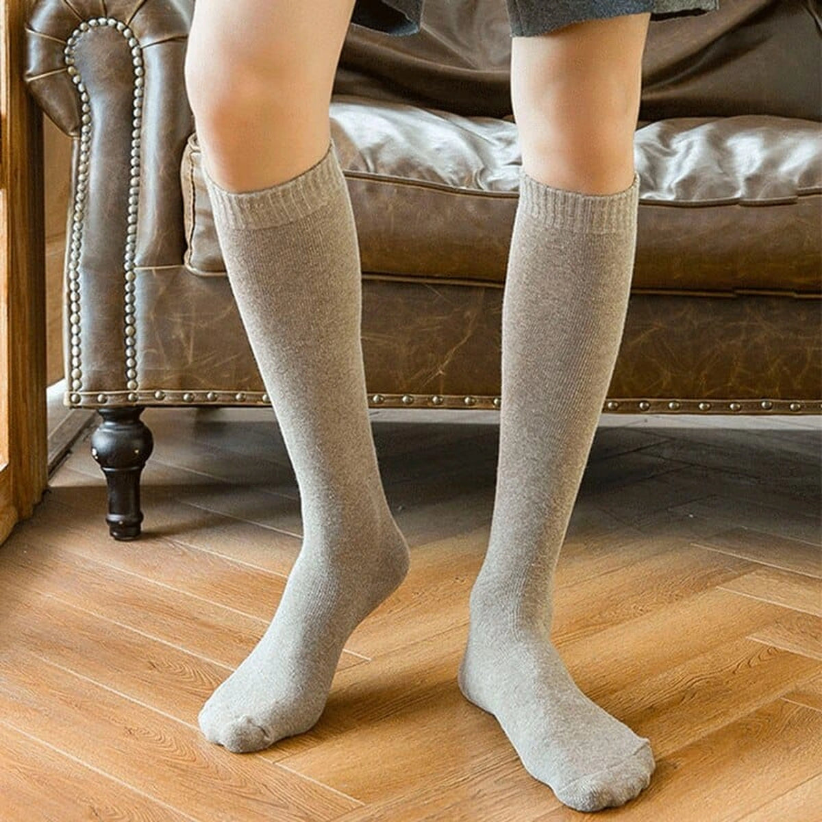 Chaussettes hautes homme coloris beige portées sous le genou