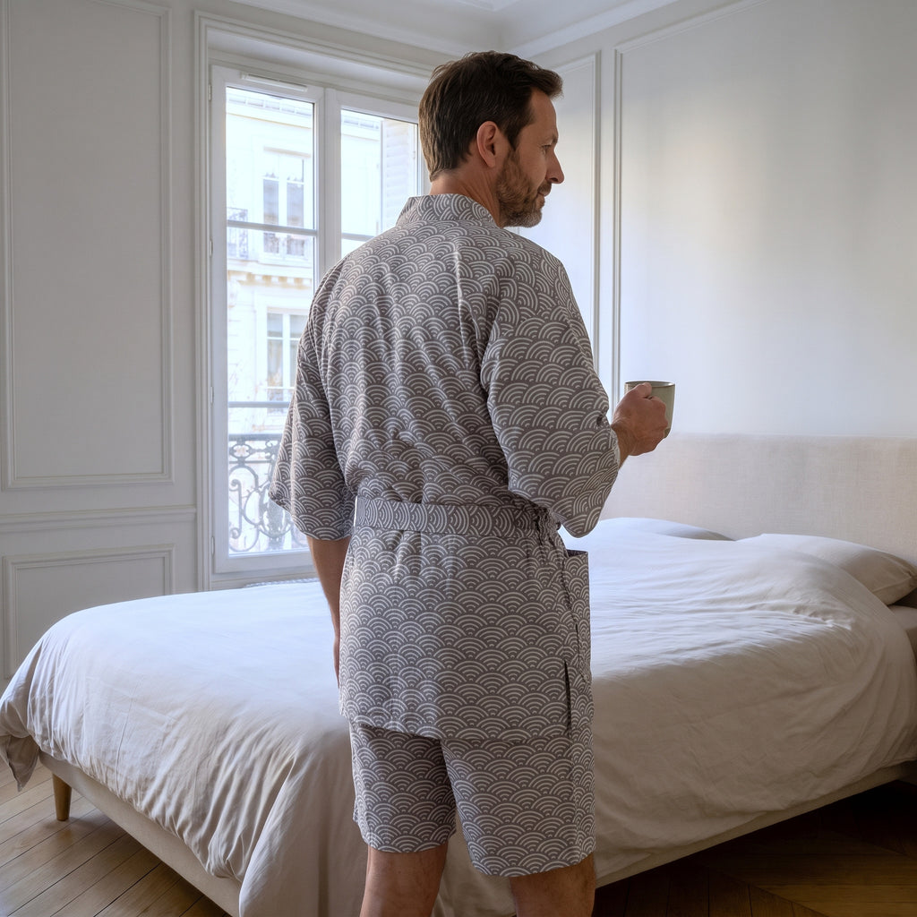 Dos du pyjama kimono japonais gris porté dans la chambre