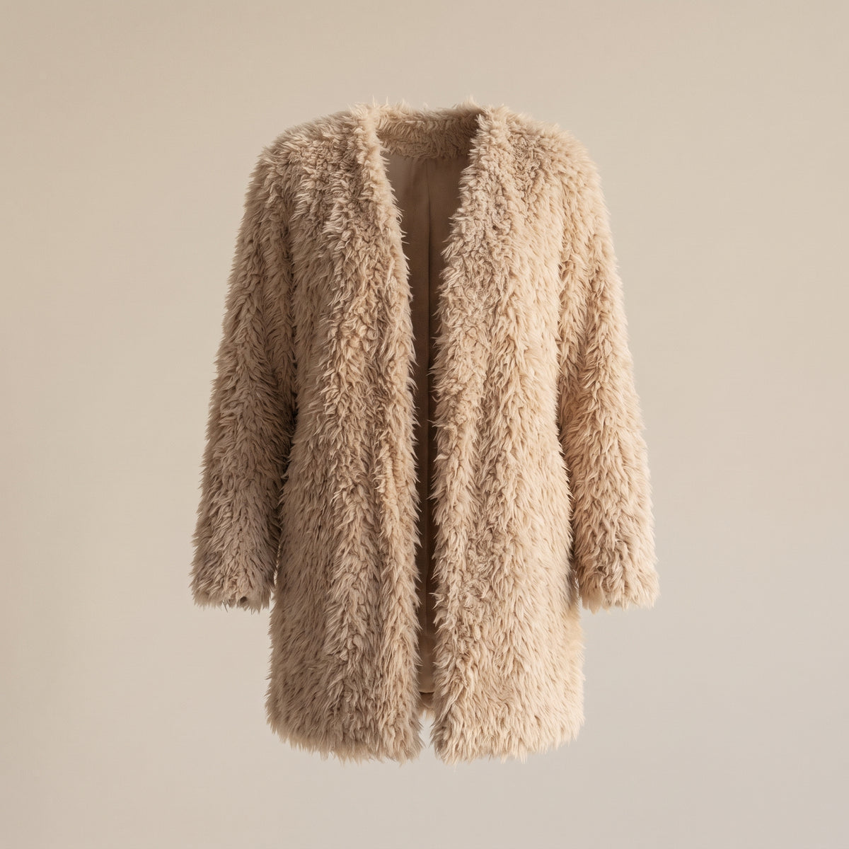 Manteau mi-long beige à poils présenté ouvert sur fond uni