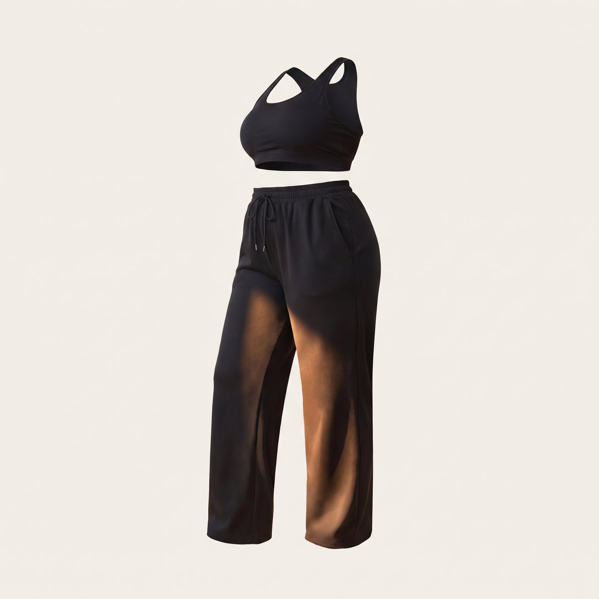 Jogging femme noir à jambe large présenté seul sur fond uni