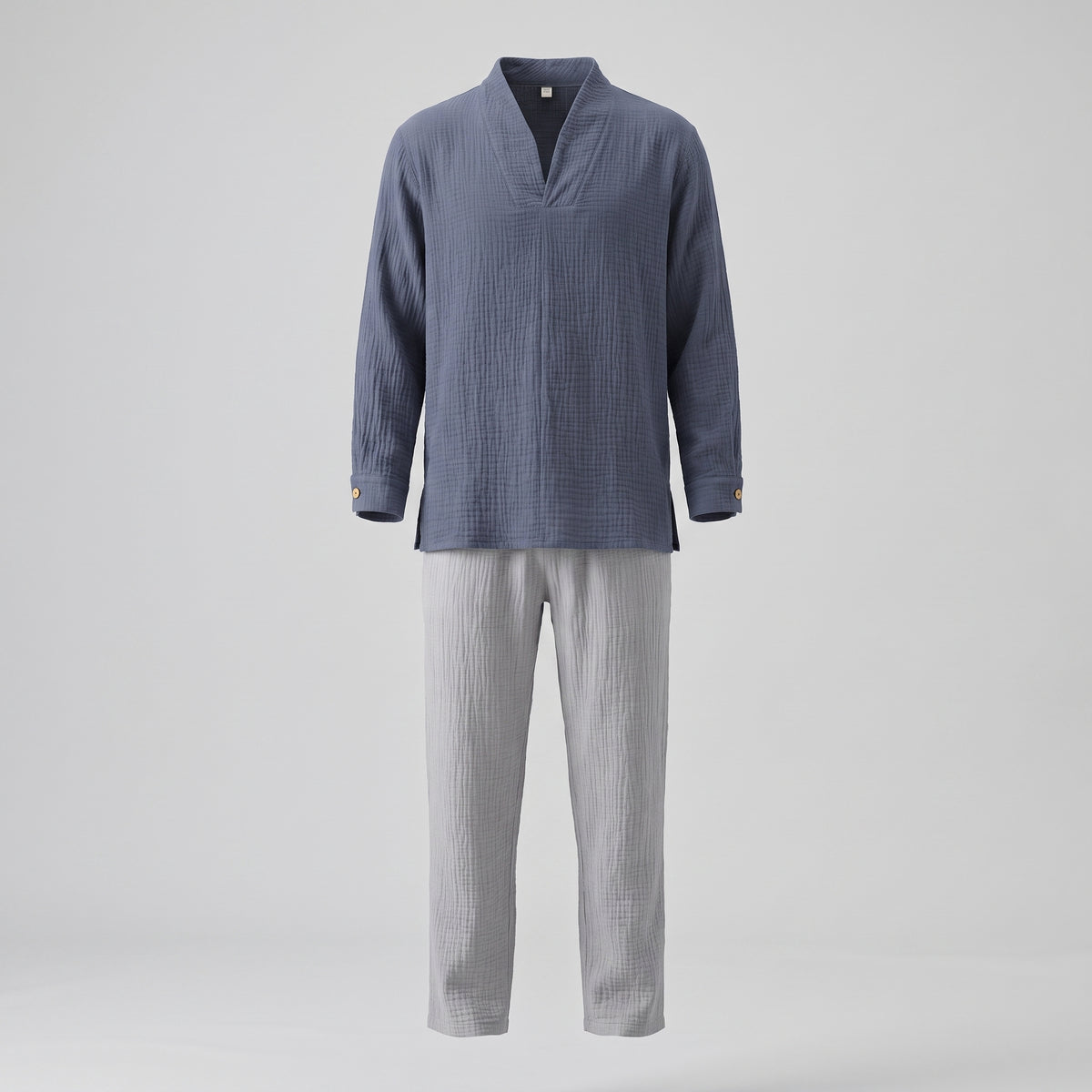 Haut et pantalon du pyjama en double gaze de coton portés par un mannequin invisible, vus de face