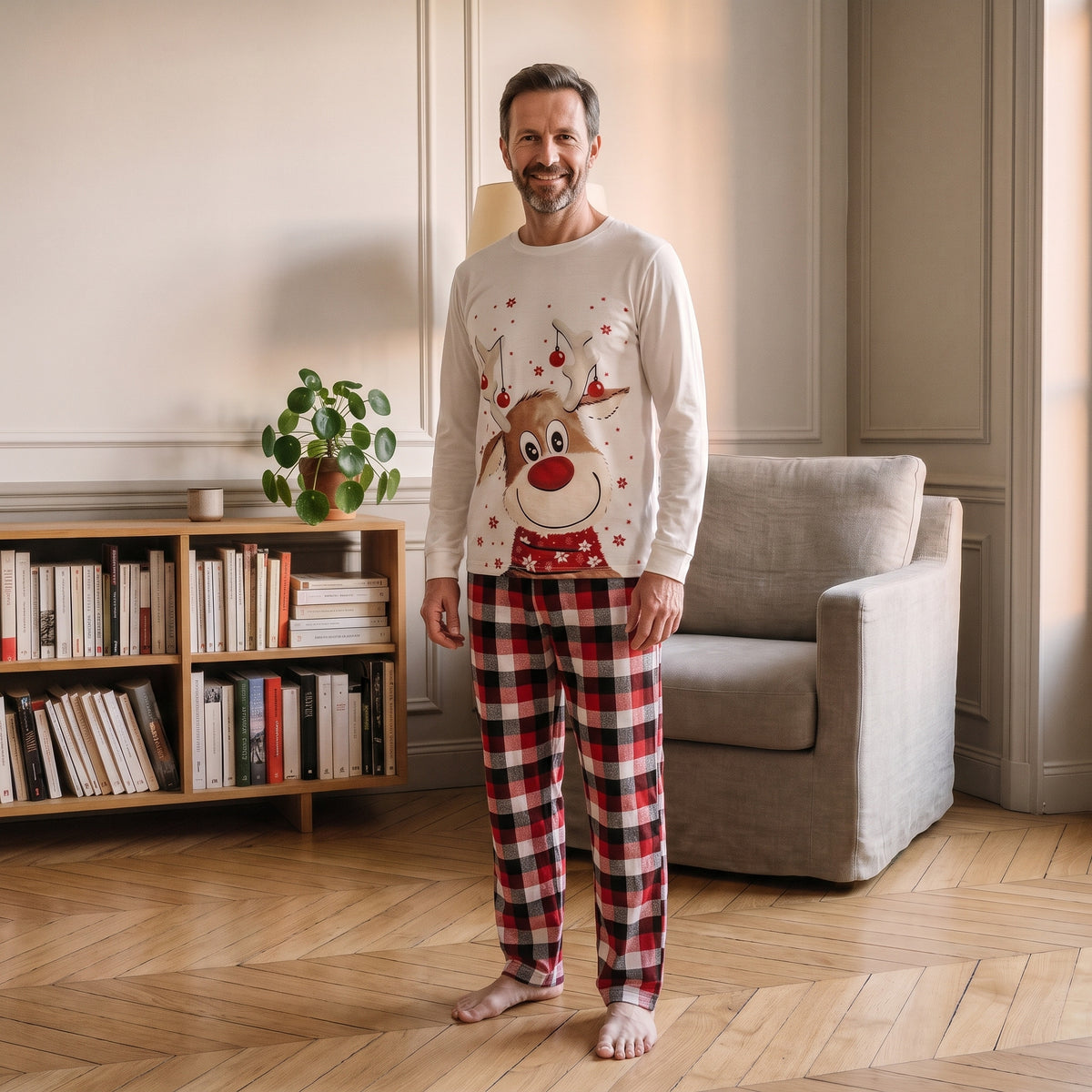 Pyjama de Noël renne et carreaux porté par un homme, modèle homme