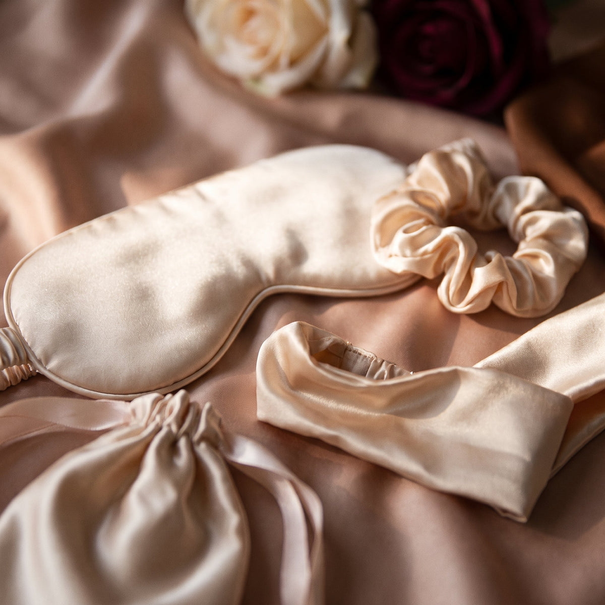 Le satin du masque, vu de près