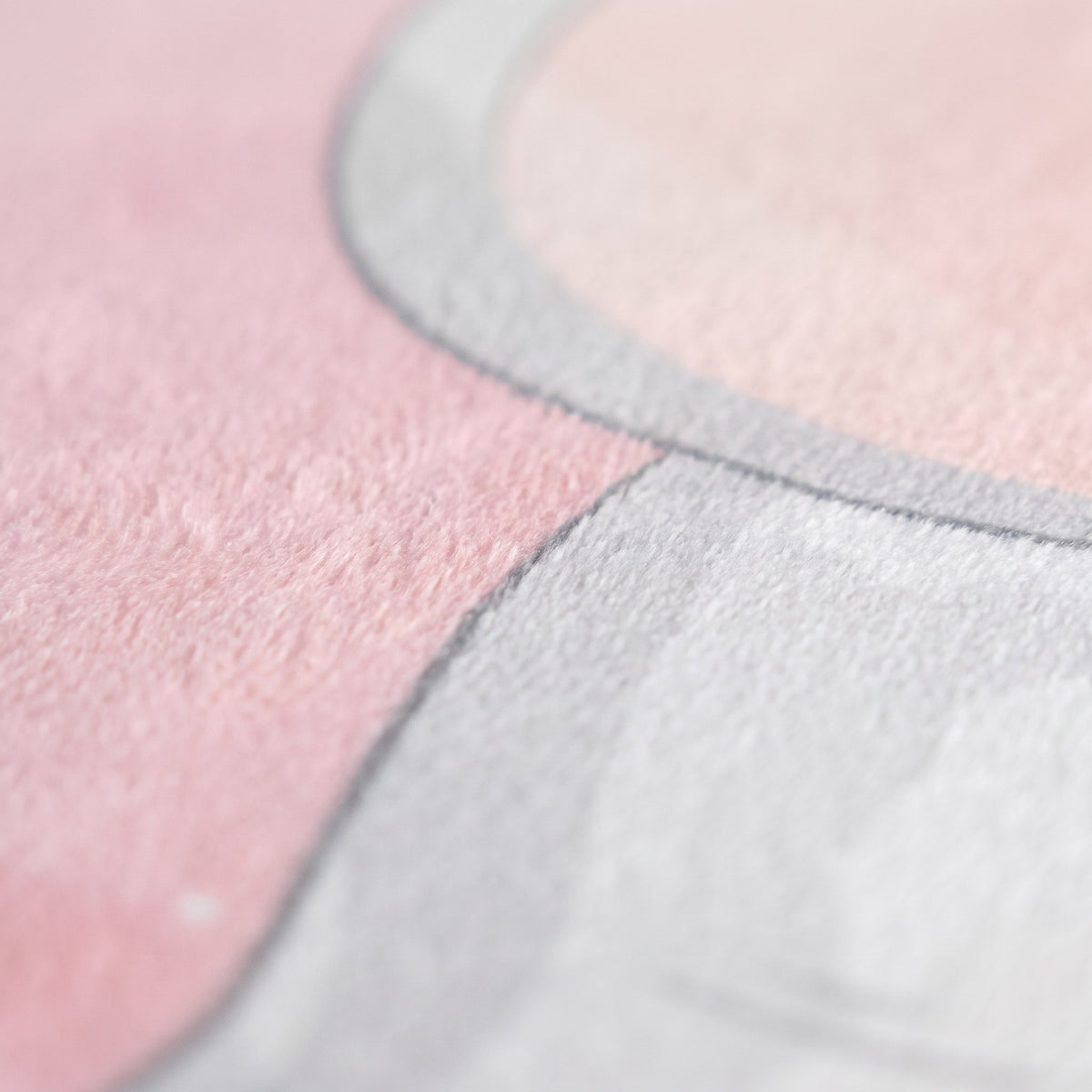 Gros plan sur le duvet de la flanelle et le dessin imprimé