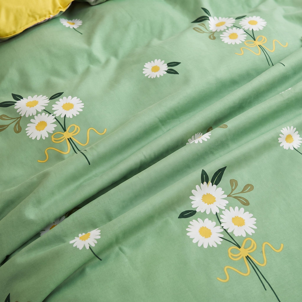 Détail de l'imprimé : pâquerettes blanches à cœur jaune sur le coton vert