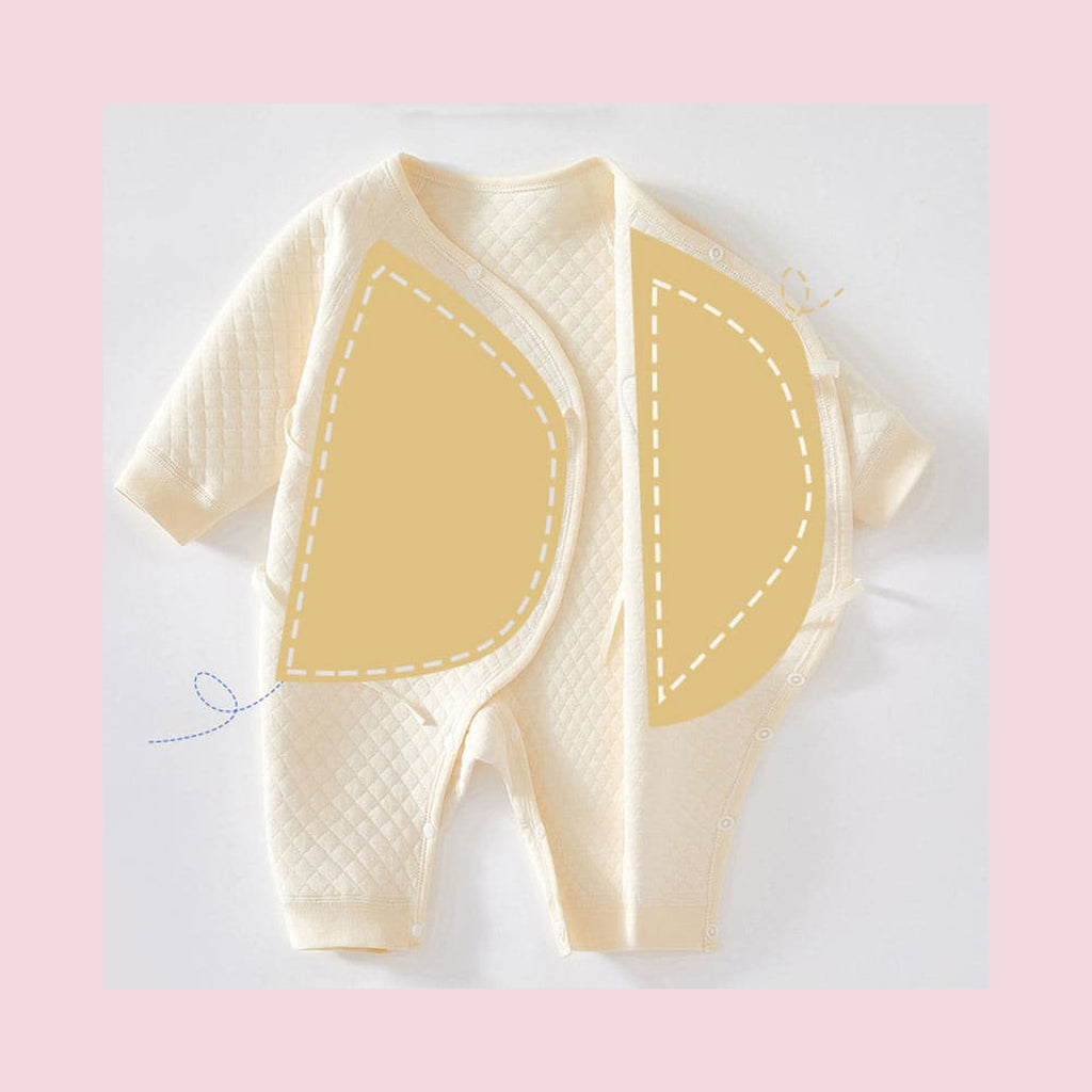Ouverture cache-cœur de la barboteuse beige pour bébé