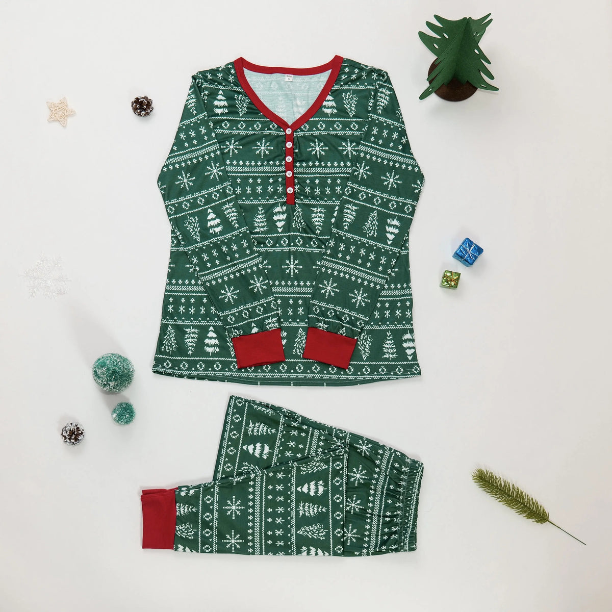 Ensemble femme du pyjama de Noël vert à motif hivernal, à plat