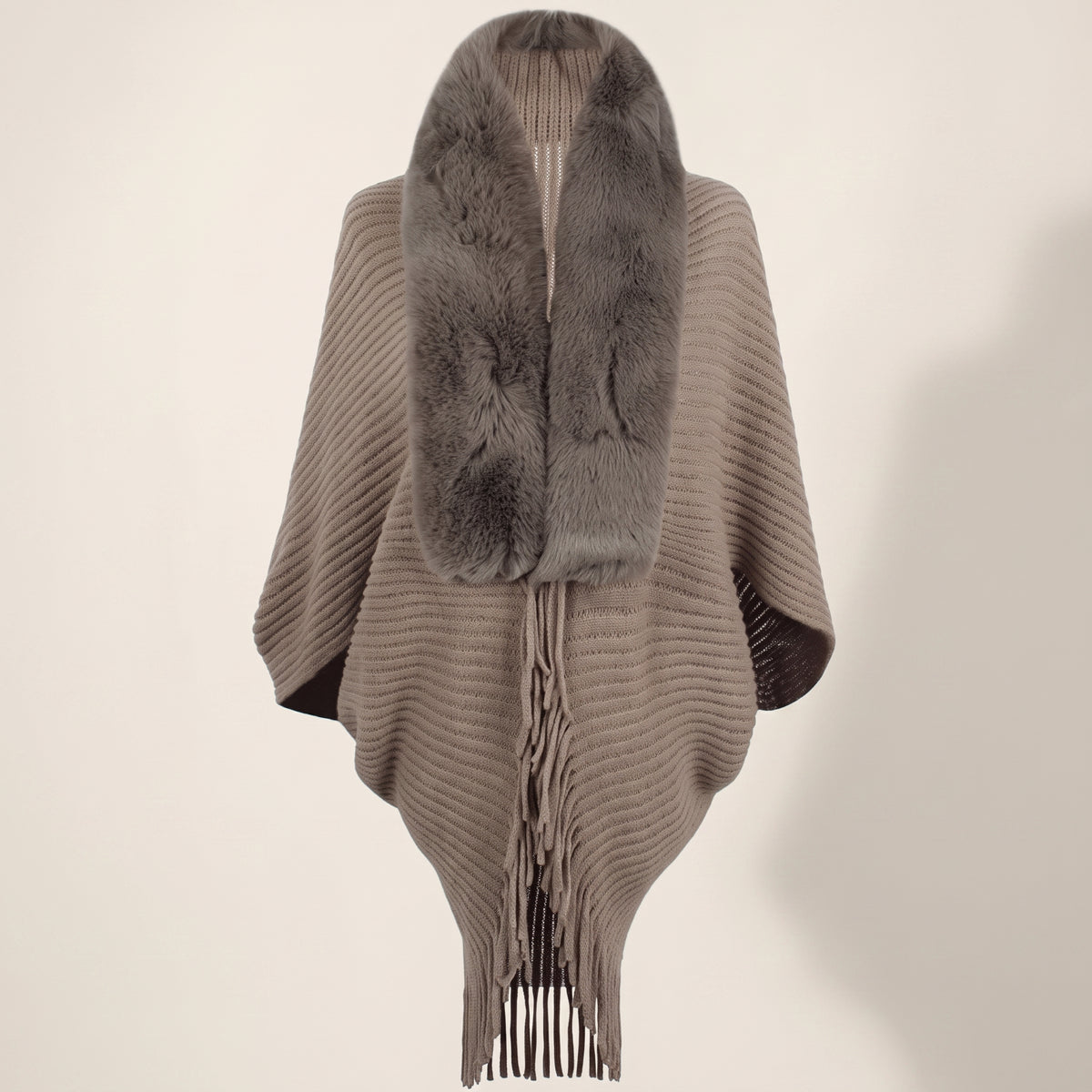 Poncho marron en maille côtelée vu de face sur mannequin invisible