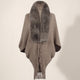 Poncho marron en maille côtelée vu de face sur mannequin invisible