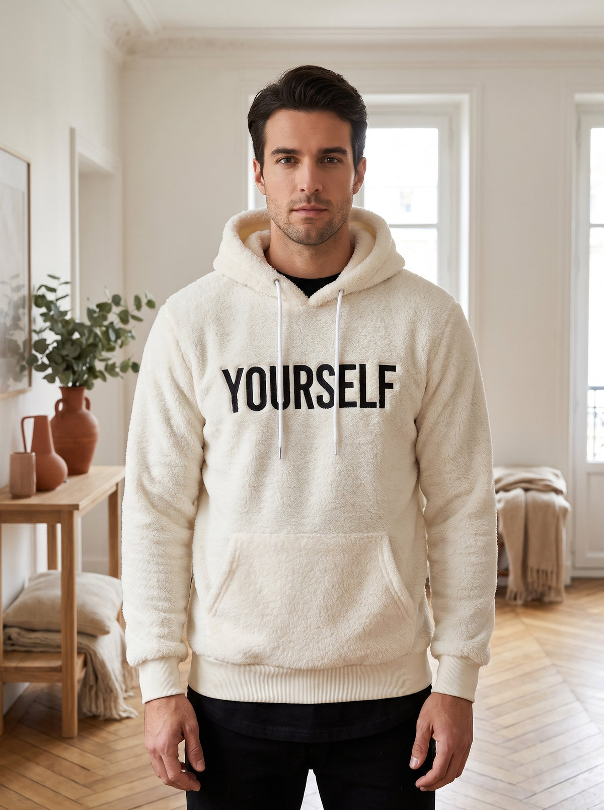 Homme portant le sweat à capuche peluche YOURSELF blanc dans une entrée