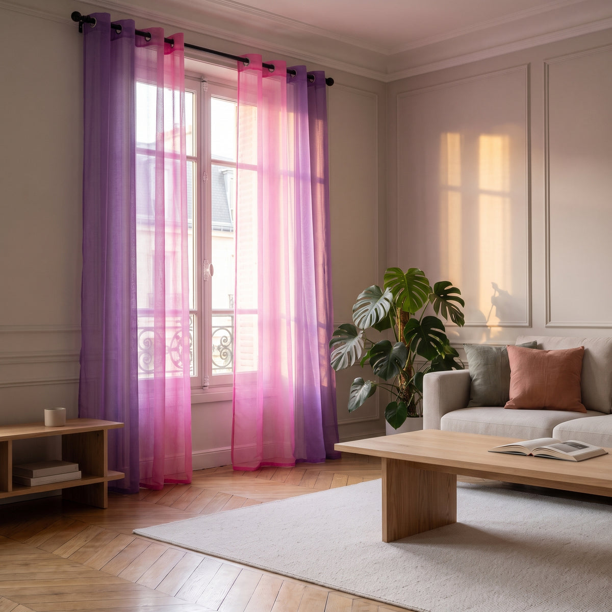 Rideau violet et rose vu avec sa retombée et le mobilier du salon