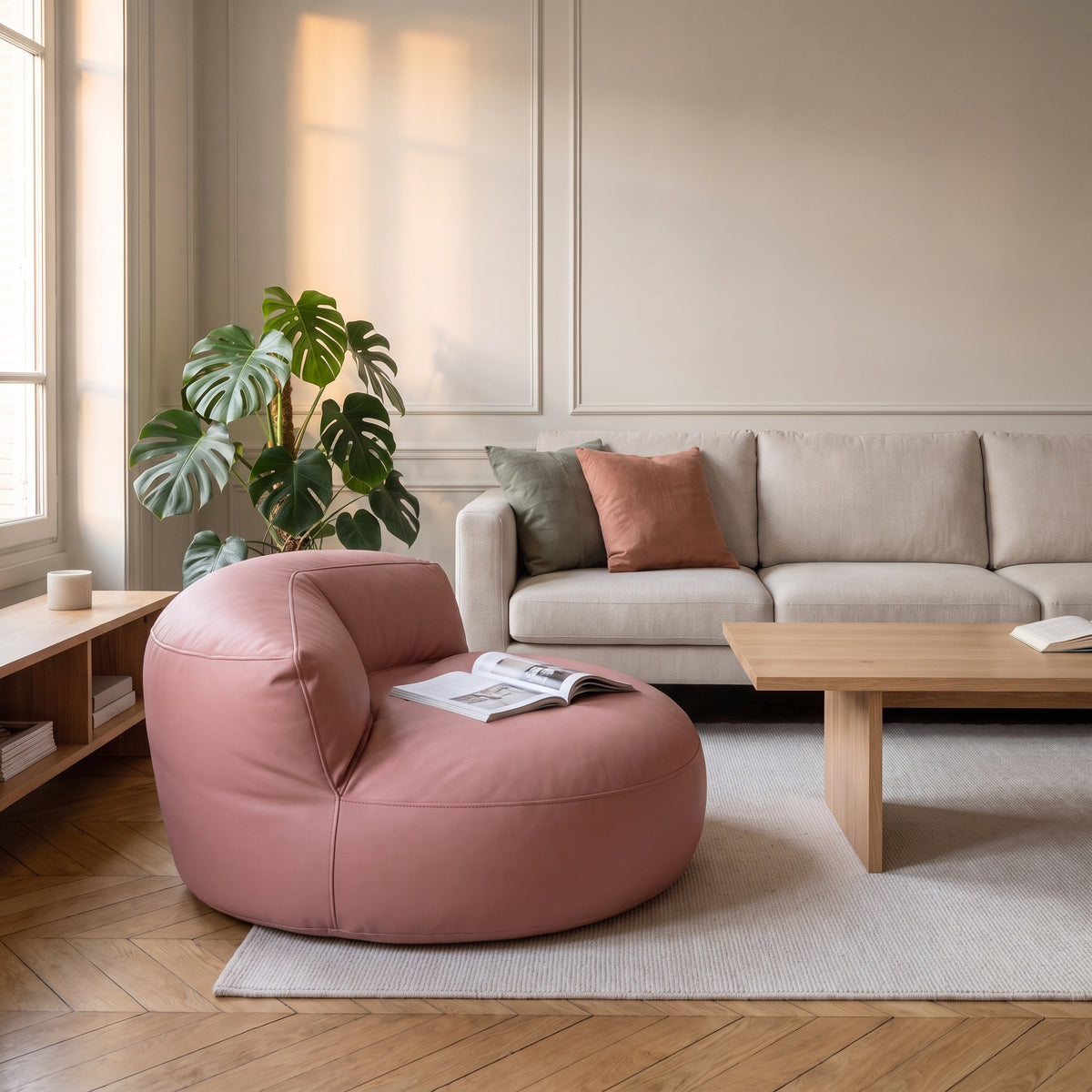 Pouf fauteuil rose en cuir synthétique dans un salon clair