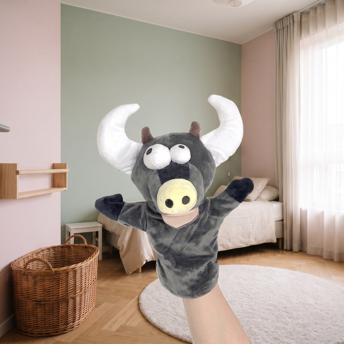 Marionnette à main taureau animée dans une chambre d’enfant