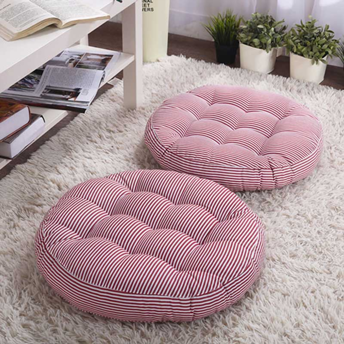 Coussin de sol rond rayé rouge et blanc, deux exemplaires posés sur un tapis