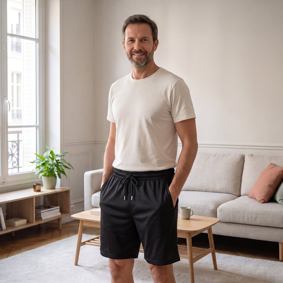 Homme portant le short respirant noir dans un salon