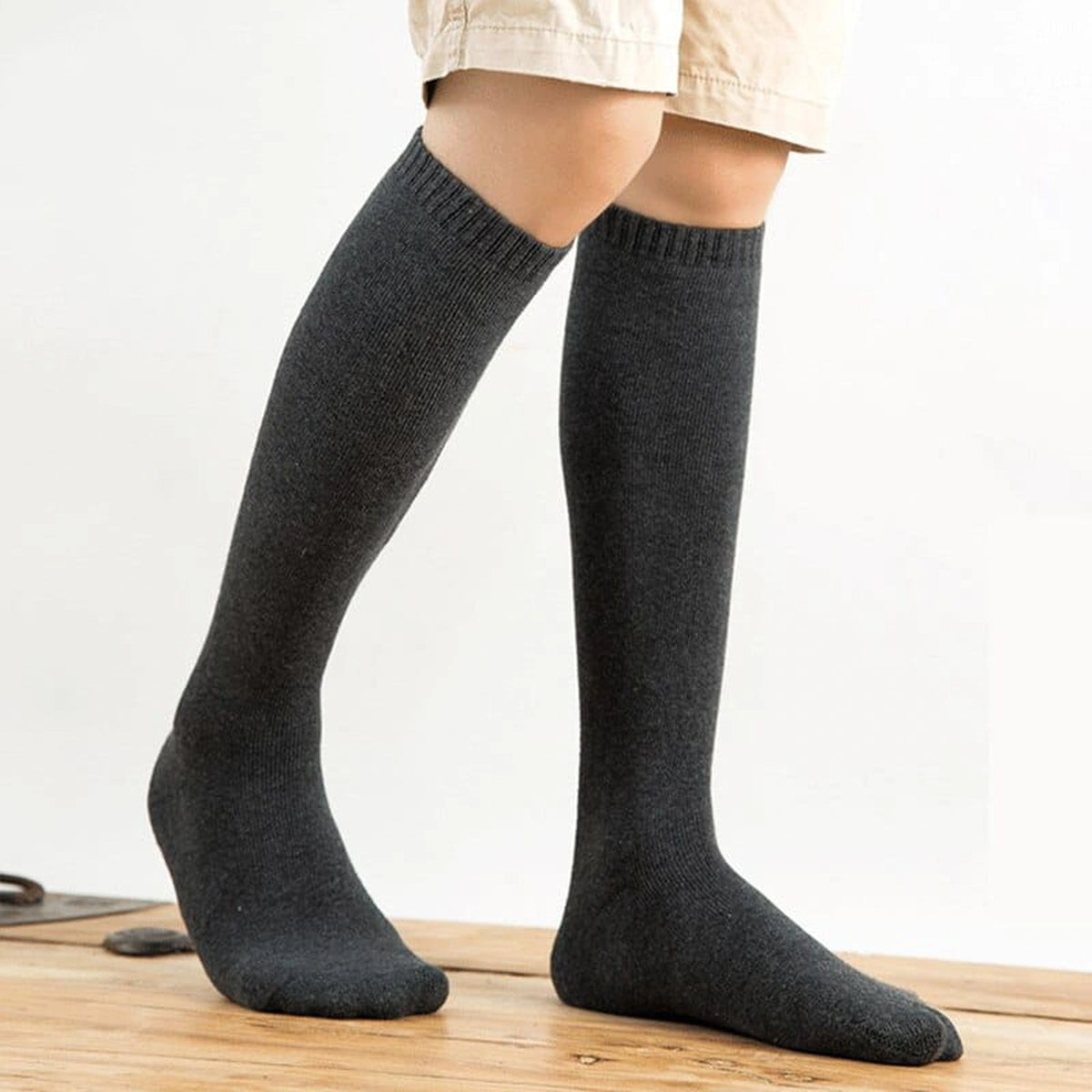 Chaussettes hautes homme coloris gris foncé portées sous le genou