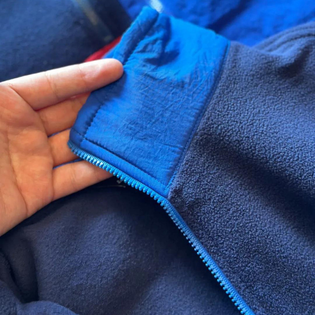 Détail de la bordure bleue et de la texture polaire