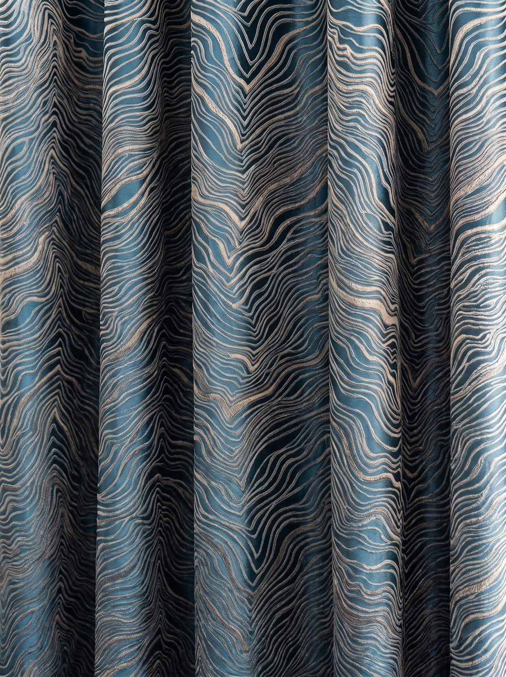 Détail du tissage nervuré du rideau, lignes ondulées claires sur fond bleu