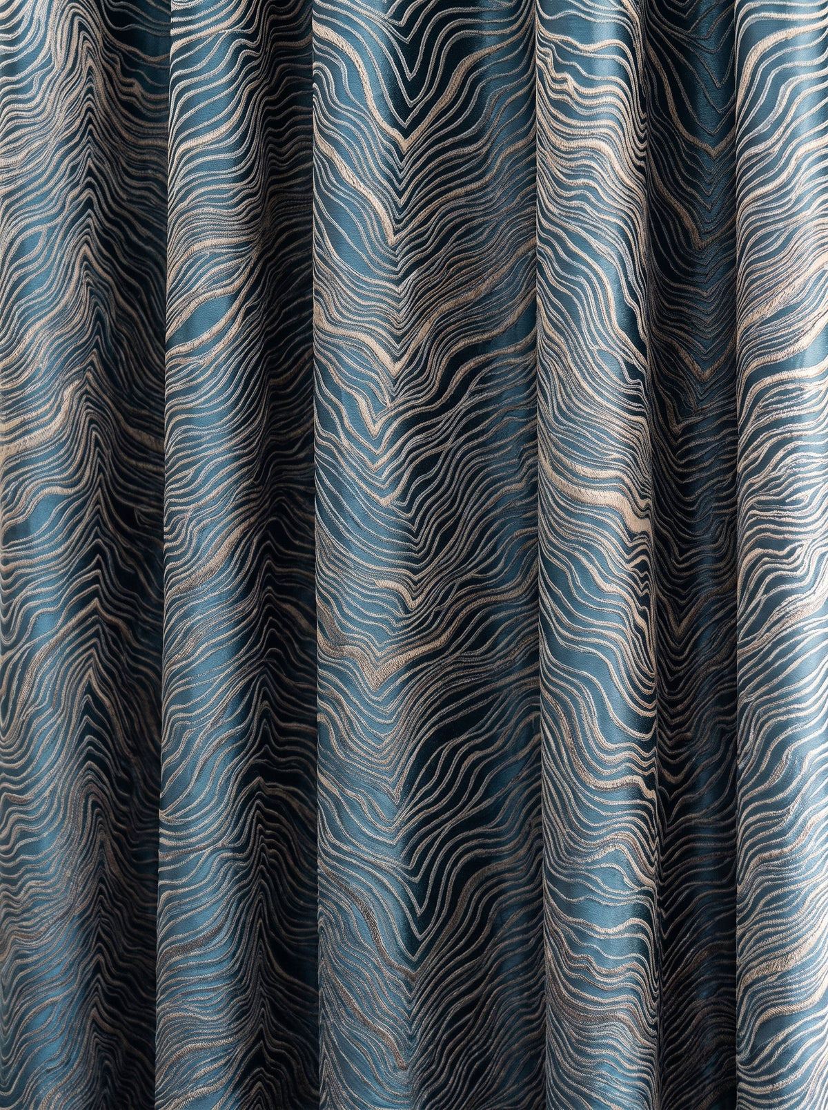 Détail du tissage nervuré du rideau, lignes ondulées claires sur fond bleu