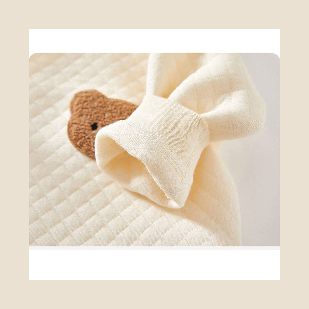 Poignet et relief matelassé de la barboteuse bébé beige