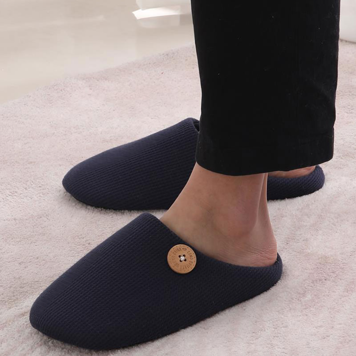 Chaussons homme bleu marine portés, photo fournisseur authentique