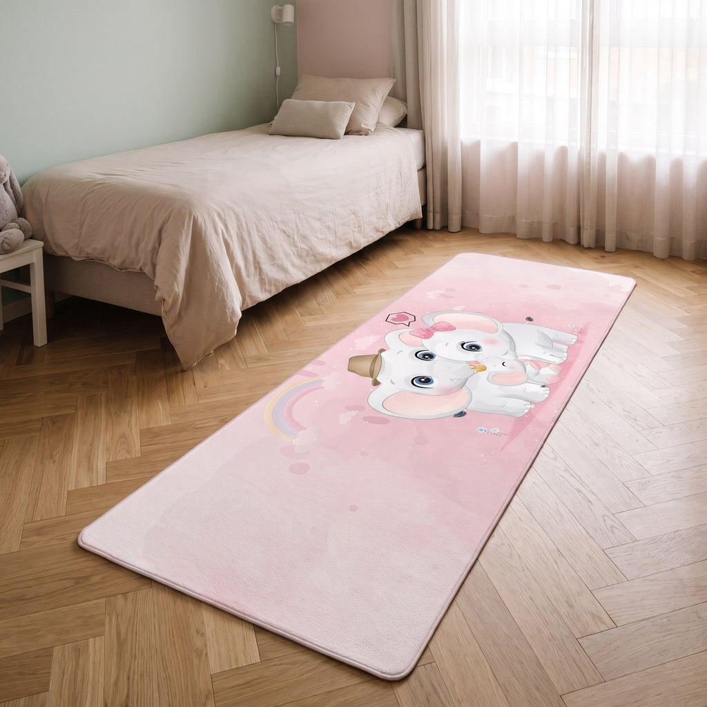 Le tapis au format étroit et long posé le long du lit dans la chambre