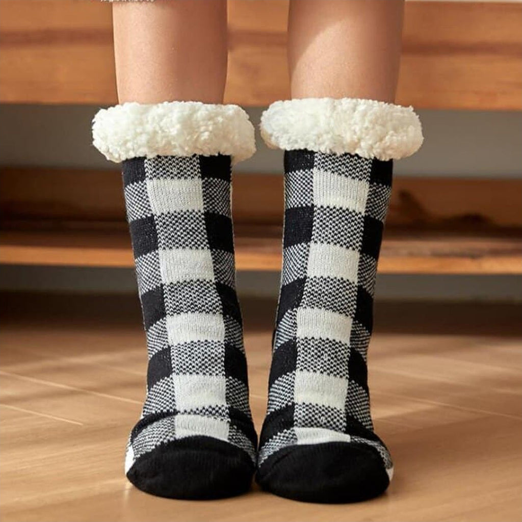 Chaussettes noires et blanches à carreaux portées avec revers fourré
