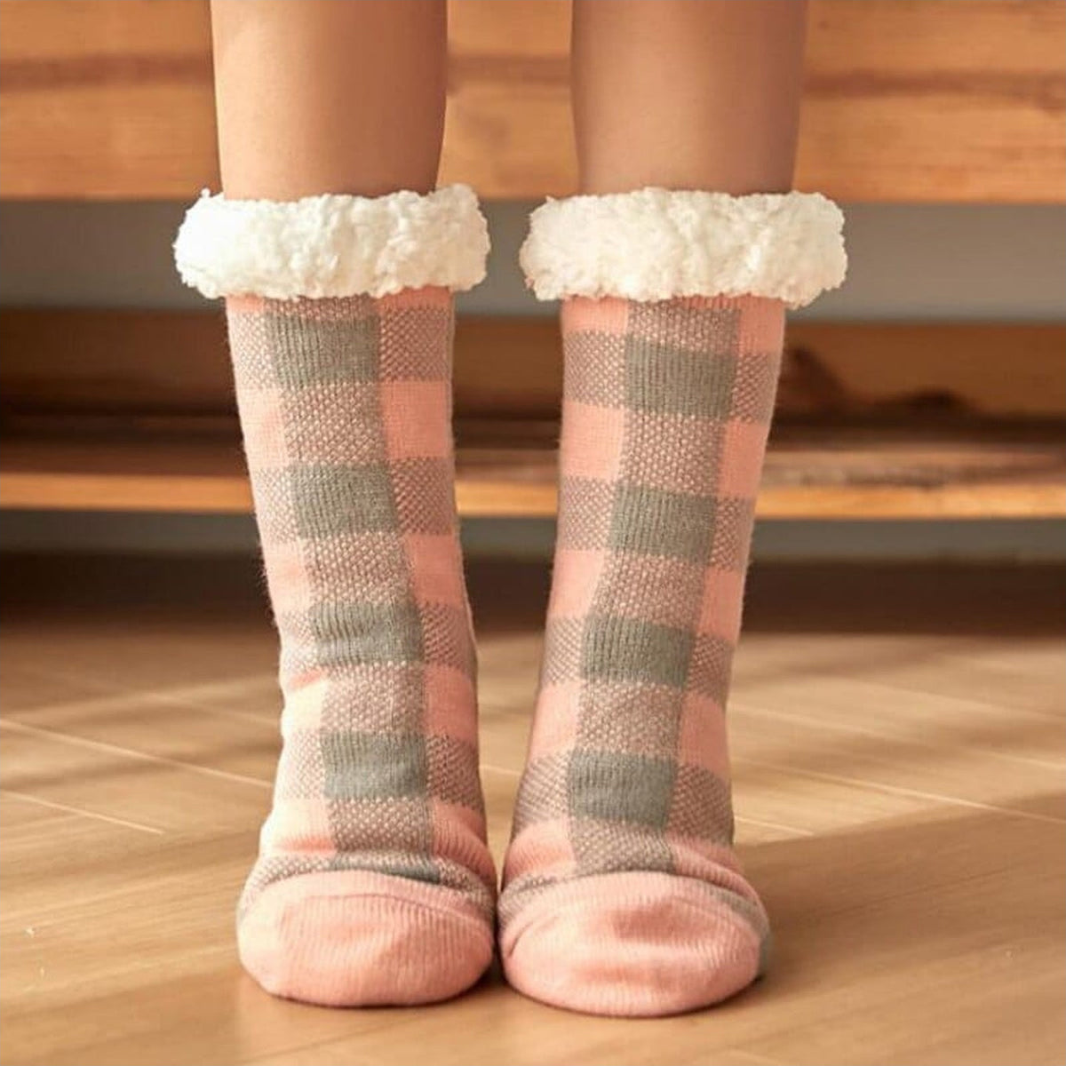 Chaussettes roses et grises à carreaux portées avec revers fourré