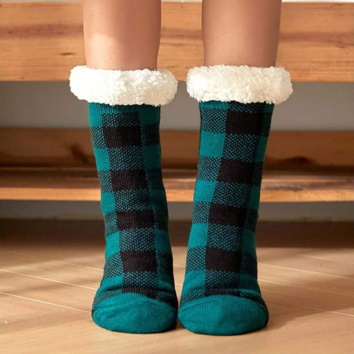 Chaussettes vertes et noires à carreaux portées avec revers fourré