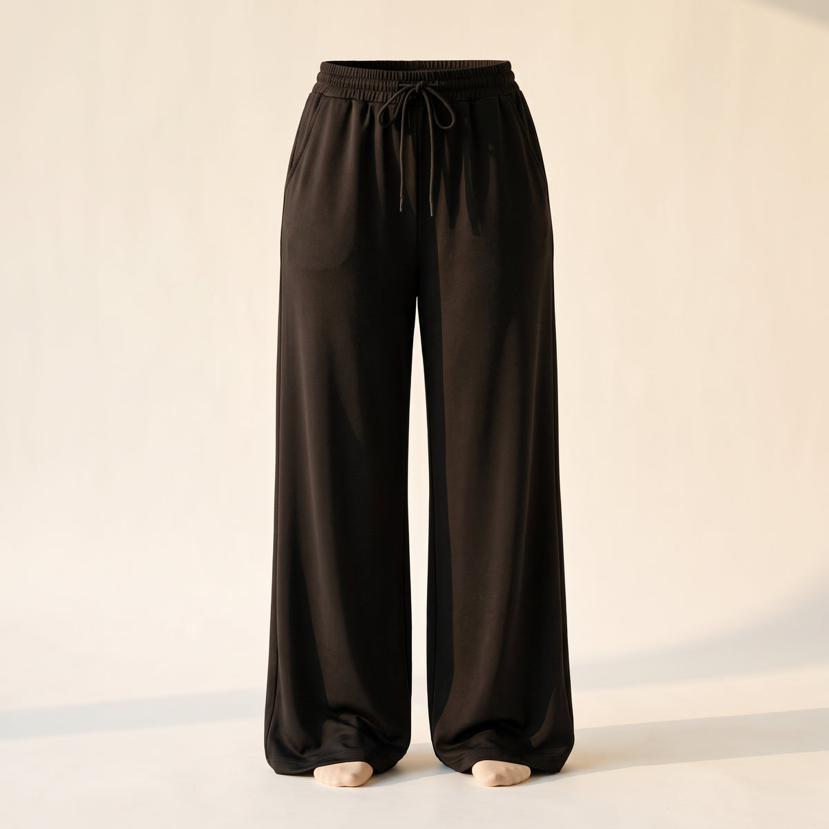 Jogging femme noir à taille haute et jambe large présenté de face