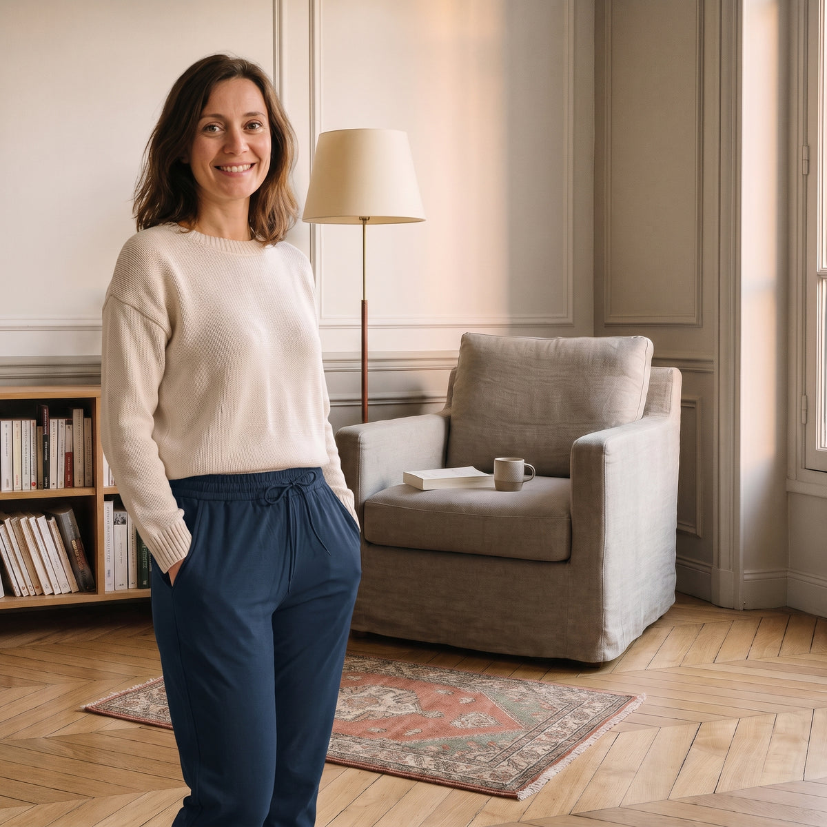Jogging léger femme bleu marine porté dans un coin lecture