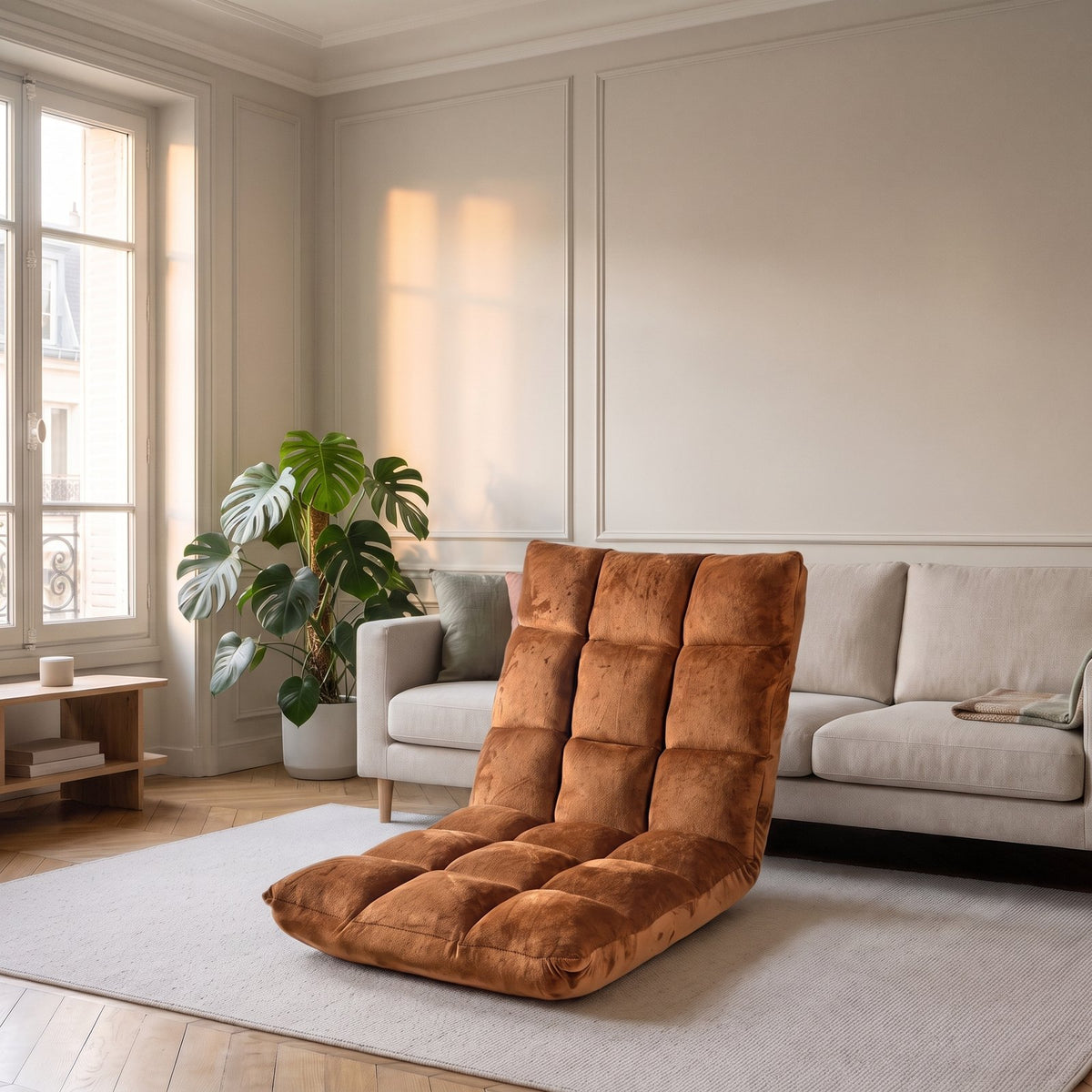 Fauteuil de sol marron dans un salon clair