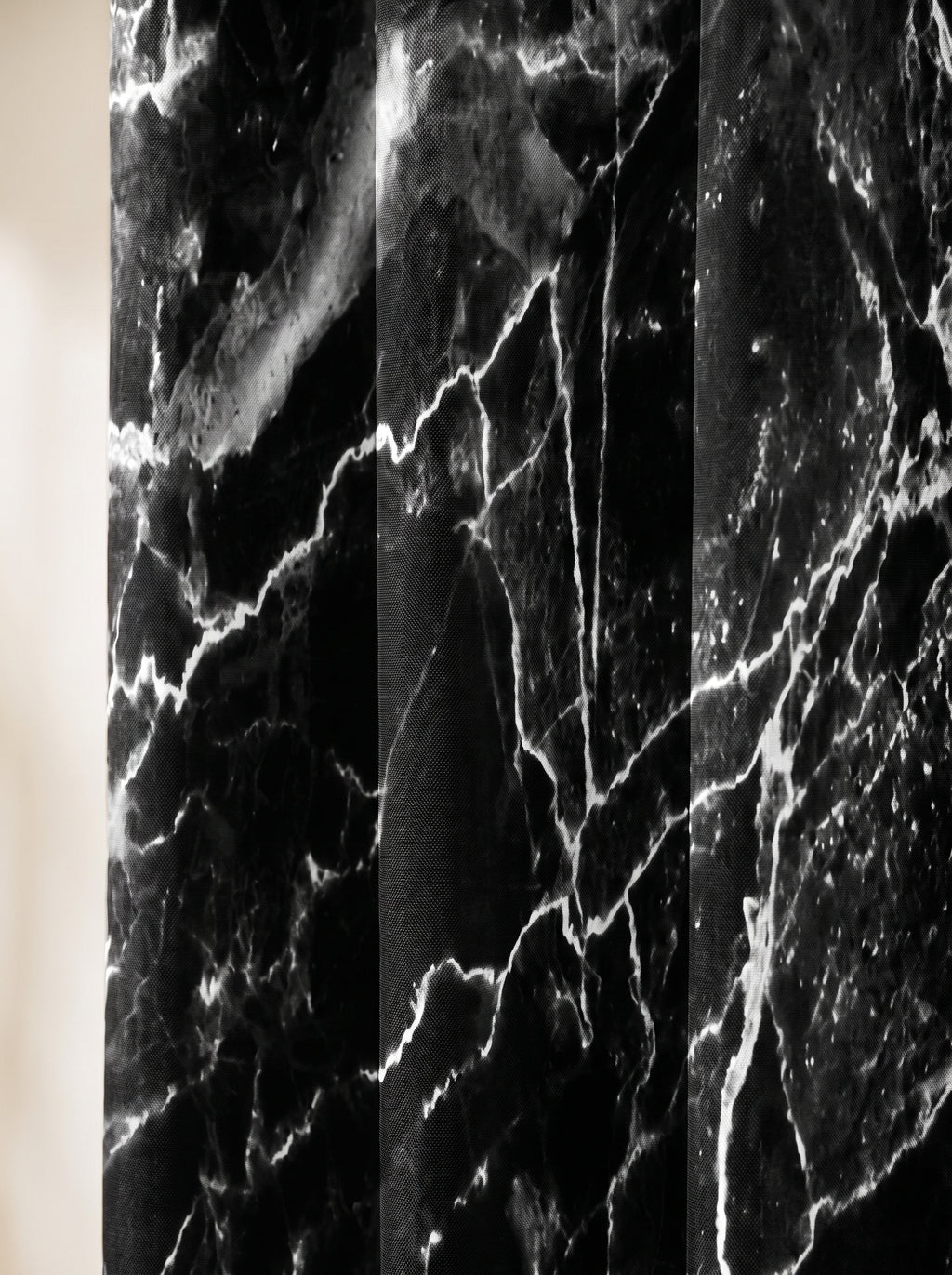 Détail du polyester imprimé effet marbre noir du rideau