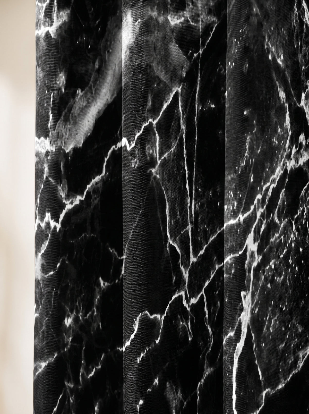 Détail du polyester imprimé effet marbre noir du rideau