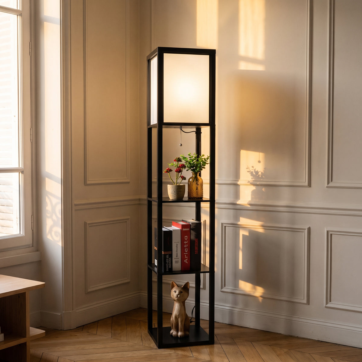 Détail du lampadaire étagère noir avec abat-jour, chaînette et tablette