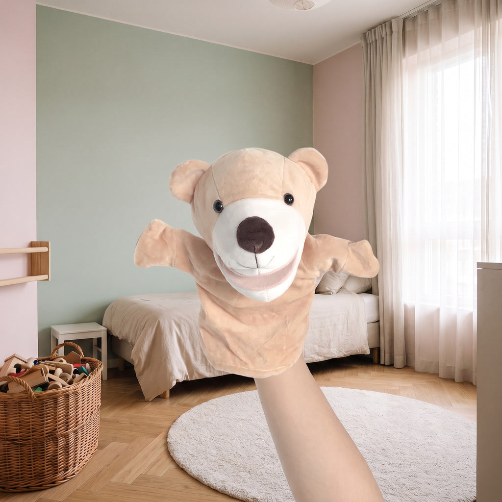 Marionnette à main ours animée dans une chambre d’enfant