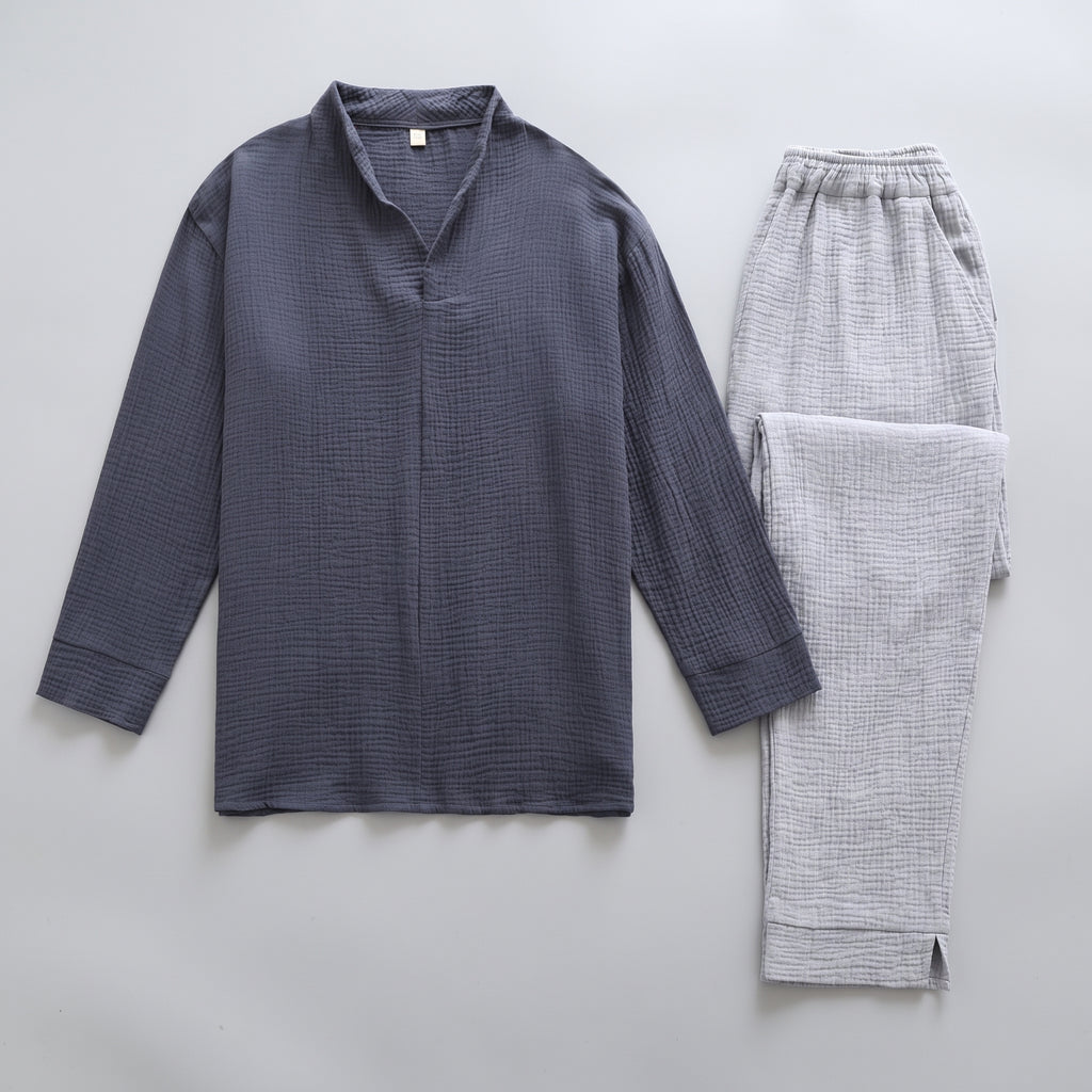 Haut bleu ardoise et pantalon gris clair du pyjama en double gaze de coton posés à plat côte à côte