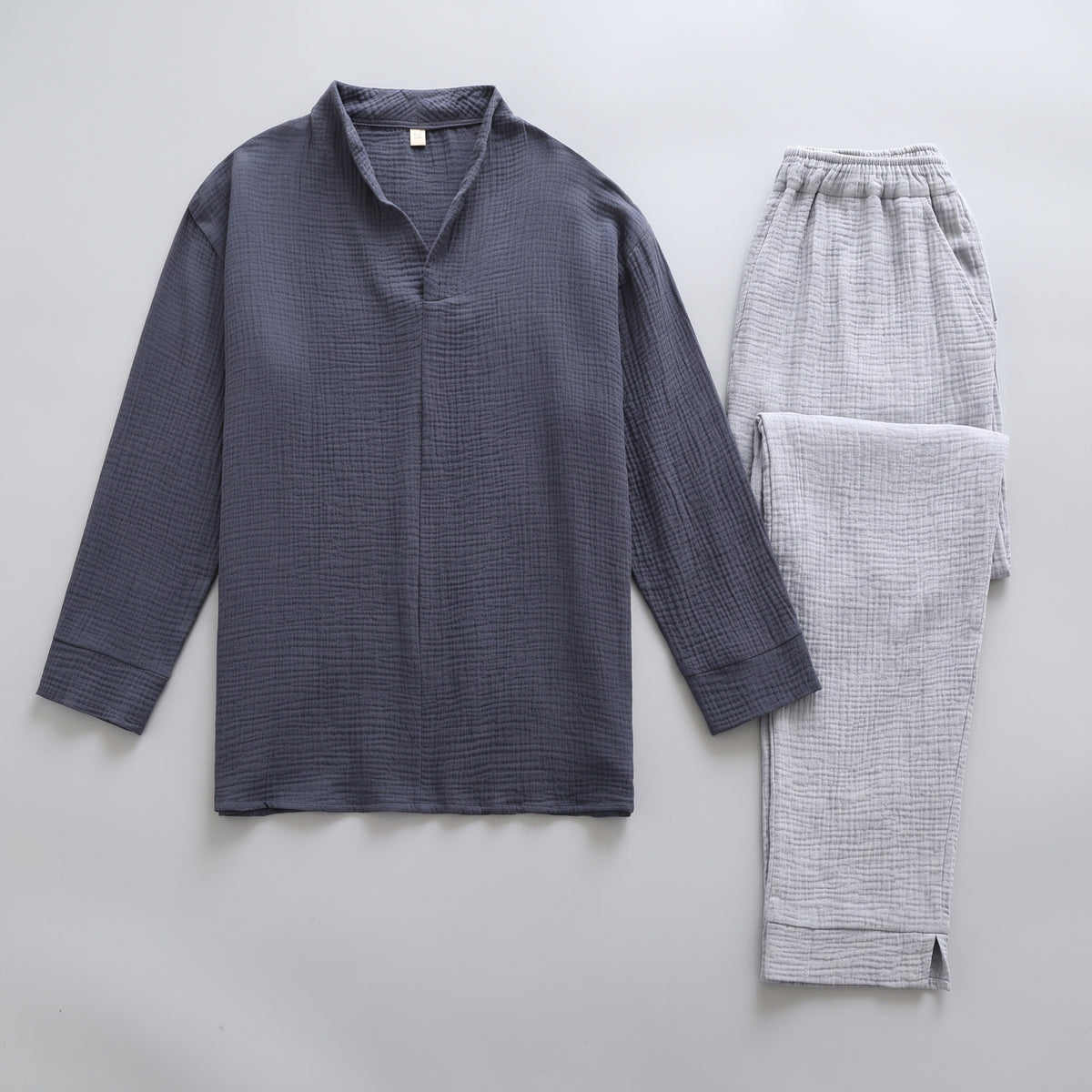 Haut bleu ardoise et pantalon gris clair du pyjama en double gaze de coton posés à plat côte à côte