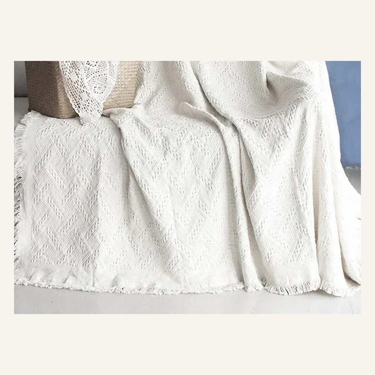 Bords frangés et relief du plaid tricoté blanc cassé