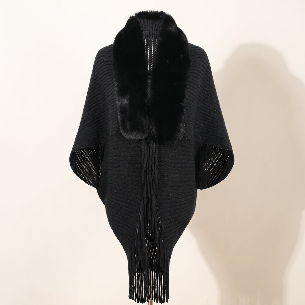 Poncho noir en maille côtelée vu de face sur mannequin invisible