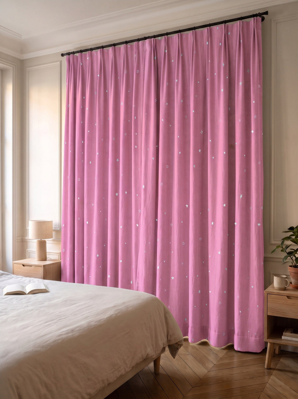 Rideau à étoiles argentées rose, pan fermé devant la fenêtre d'une chambre