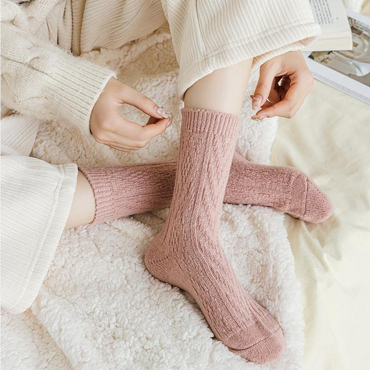 Chaussettes tricotées roses portées à la maison