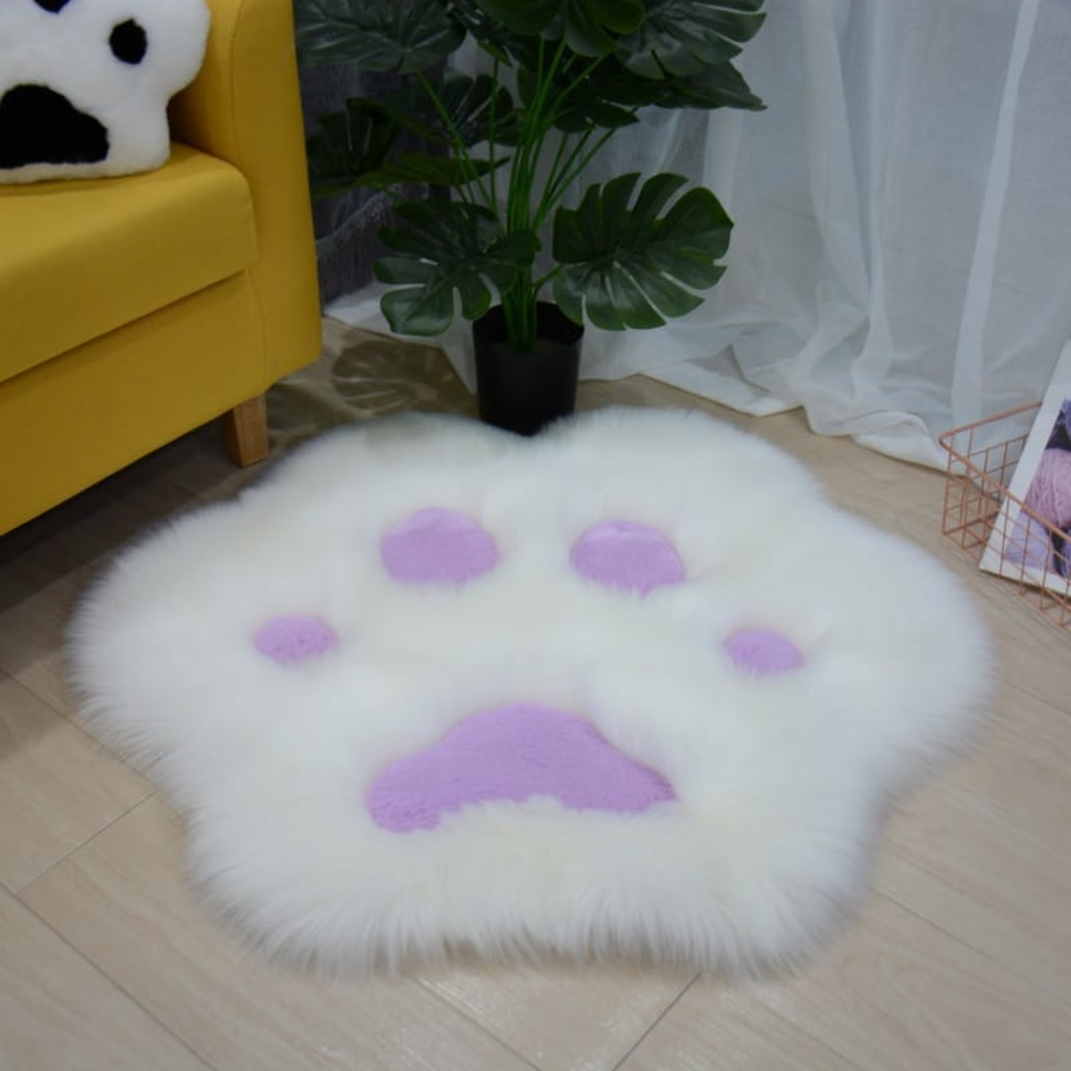 Tapis patte de chat coussinets violets dans un salon