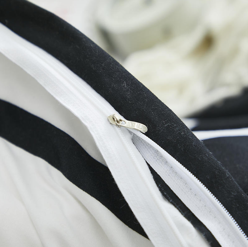 Détail de la fermeture zippée de la housse de couette rayée