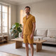 Ensemble velours côtelé jaune porté en pied