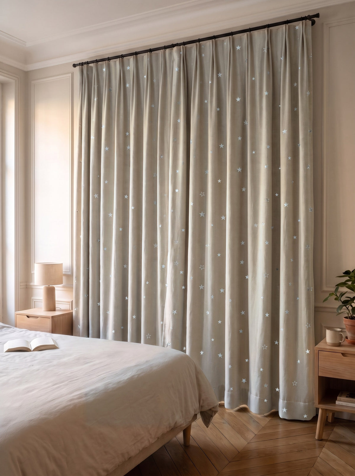 Rideau à étoiles argentées beige, pan fermé devant la fenêtre d'une chambre